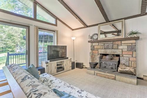 Pocono Lake House | Pocono Lake House - Steps from Beautiful Arrowhead Lake!