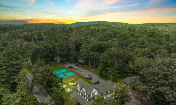 Canadensis Hotel | Modern Pocono Retreat | Firepits & Pet Friendly Stays