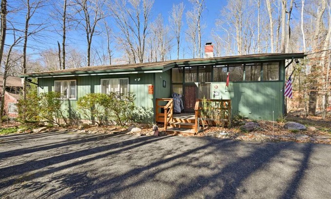 Pocono Pines House | Discover Pocono Pines: 4-Bedroom Retreat, Pet Friendly
