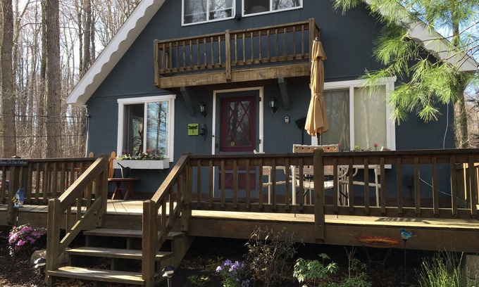 Pocono Pines Ski Chalet | Charming Pocono Vacation Cottage with Pool & Spa Amenities