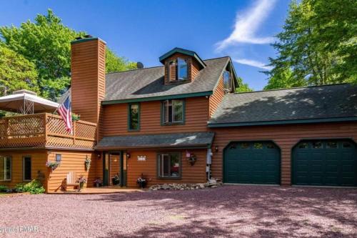 Lake Harmony House | Discover Lake Harmony: Pet-Friendly Poconos Getaway