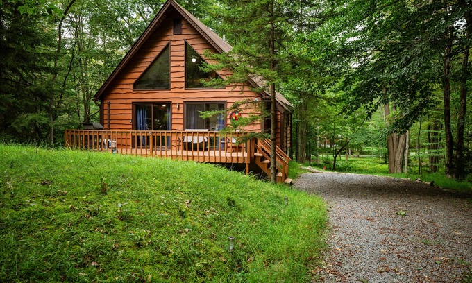 Pocono Lake Cabin | Discover the Poconos Chalet: Pools, Hot Tub & Kayaks Await!