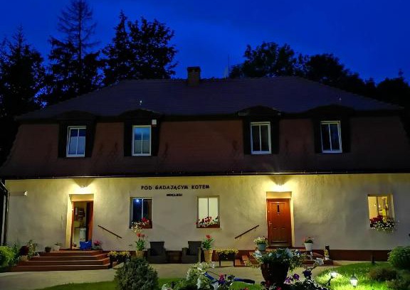 Dlugopole-Zdroj House | Discover Pod Gadającym Kotem: Pet-Friendly Retreat with Hot Tub