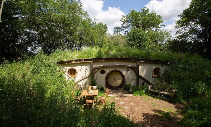 Bury St Edmunds House | Unique Hobbit Hole Retreat with Private Garden & Pet-Friendly