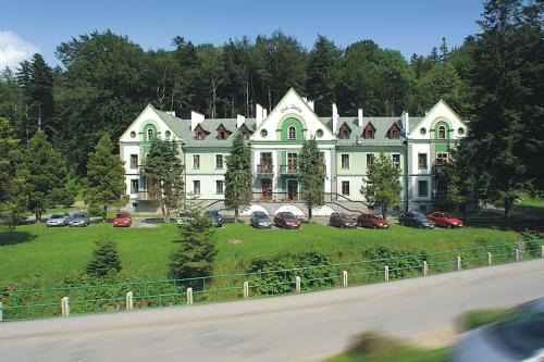 Iwonicz-Zdroj Resort | Relax at Pod Jodłą: Pool, Spa & Family-Friendly Options