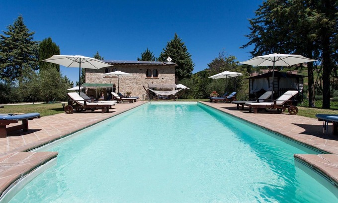 Ramazzano House | Ideal Getaway: Podere Caldaruccio La Pineta for Groups