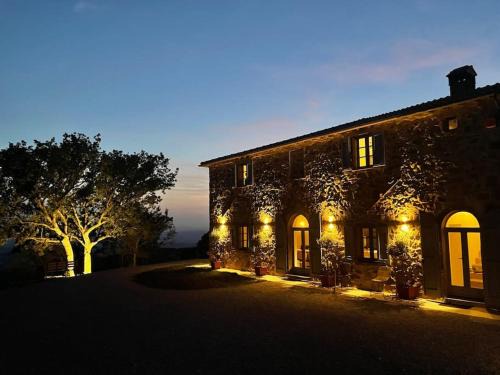Arcidosso Apartment | Beautiful Podere Carpineta with Oceanfront Pool & Hot Tub