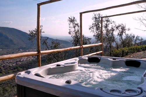 Calci House | Podere del Pari: Premier Stay with Hot Tub & Free Parking