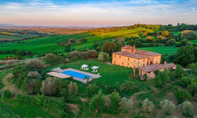Montefollonico Villa | Pet-Friendly Retreat at Podere Pratovecchio with Private Pool