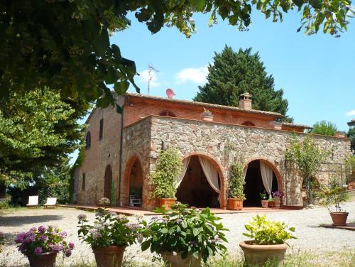 Chiusi House | Discover Podere Sionne: Pet-Friendly Retreat with Breakfast