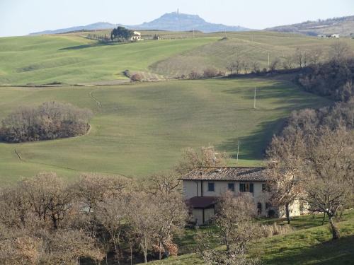 Castiglione d'Orcia House | Pet-Friendly Podere Travagliola with Ocean View Delights
