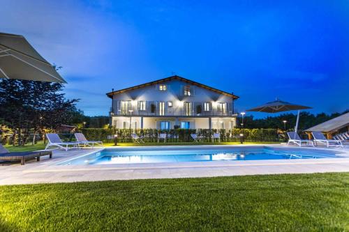 Capranica Apartment | Relaxing Junior Suite with Pool and Hot Tub Access