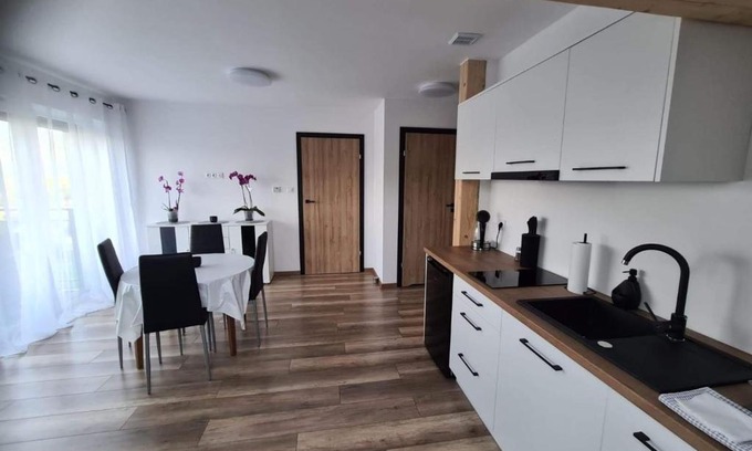 Szczytna Apartment | Guest Rated: Podniebne Góry - Family-Friendly Retreat