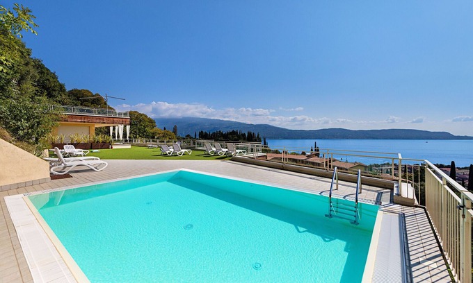 Pulciano Apartment | Relaxing Poggio al Sole 6 Apartment with Pool & Breakfast