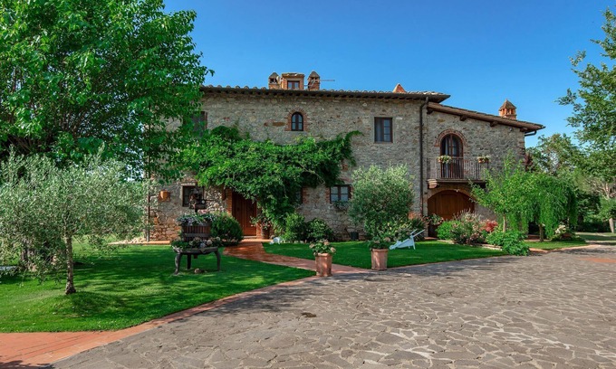 Pergine Valdarno Villa | Discover Poggio Lungo: Guest Rated 9.8 & Pet Friendly