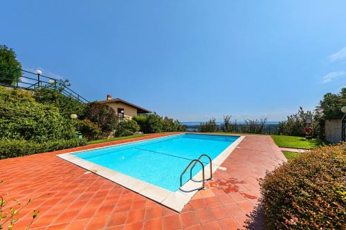 Villanuova sul Clisi Apartment | Relax at Poggio sul Clisi 30 Apartment with Pool Access