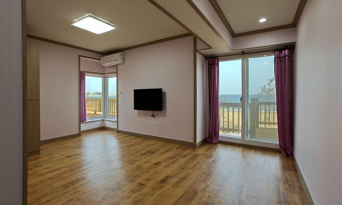 Pohang House | Budget-Friendly Pohang Sunrise with Breakfast & Kitchen Access
