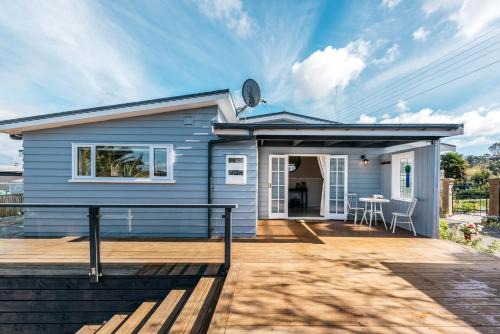 Surfdale House | Idyllic Pohutukawa Cottage on Waiheke Island - 10/10 Rated