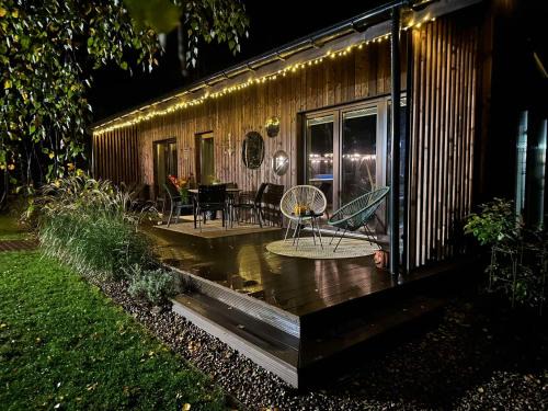 Gratiskes Villa | Oceanfront Retreat: Poilsio namelis with Hot Tub & Views