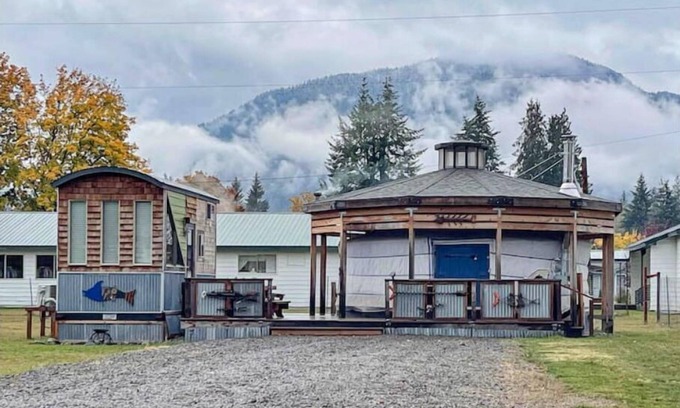 Clark Fork House | Discover Poindexter’s Palace: Lake View & Family Friendly