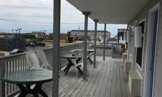 Misquamicut Hotel | Comfortable Stay at Point 1 Motel with Breakfast Included