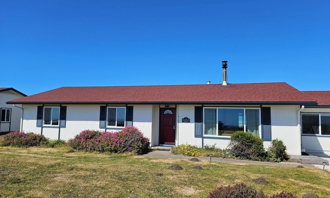 Point Arena House | Discover Point Arena Lighthouse - Perfect for Families & Pets