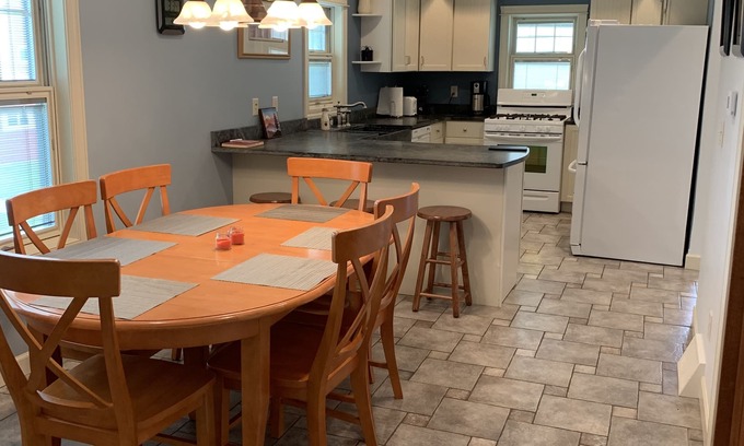 Two Rivers House | Point Beach Guest House - Tranquil Retreat Near the Shore