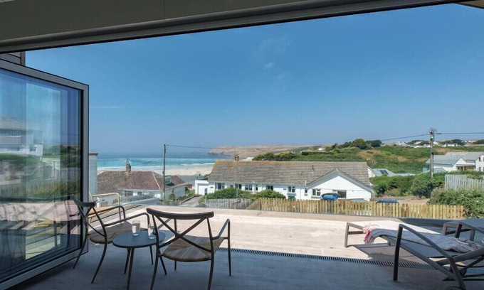 Polzeath Cottage | Point Break: Family-Friendly Retreat with Cozy Open Fire
