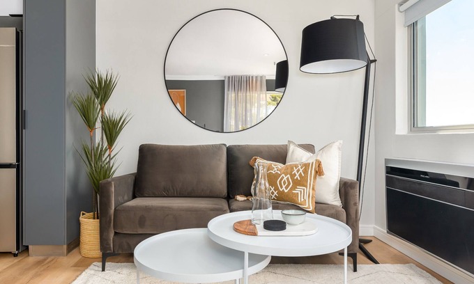 Green Point Apartment | Point Break: Modern Studio with Breathtaking Mountain Views