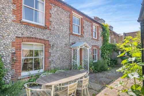 Holt House | Charming Point Cottage: Family-Friendly & Guest Rated 9/10