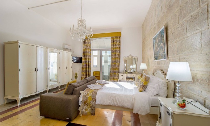 Rabat House | Inviting Point de Vue: Family-Friendly with Restaurant & Breakfast