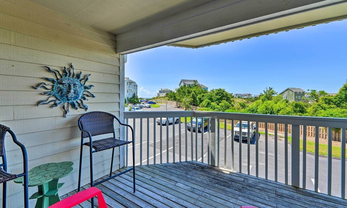 Emerald Isle Apartment | Cozy Point Emerald Resort Retreat: Steps to the Beach!
