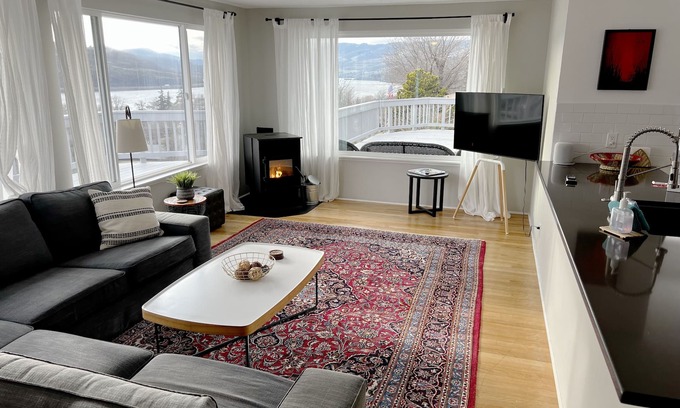 Lyle House | Scenic Point Lyle with River Views & Family-Friendly Amenities