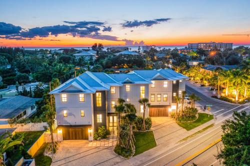 Siesta Key House | Point of Rocks: Family-Friendly Retreat with Pool & Hot Tub