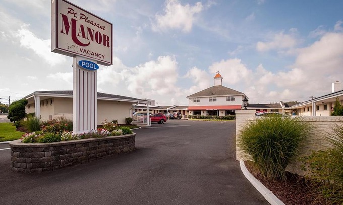 Point Pleasant Beach Hotel | Discover Comfort at Point Pleasant Manor with Pool & Hot Tub
