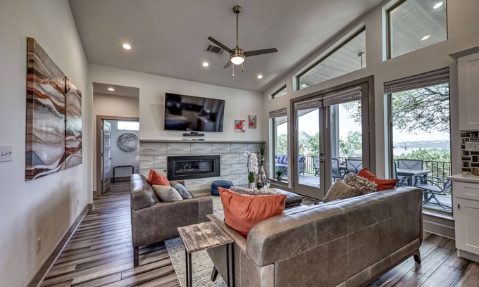 Point Venture House | Experience Point Venture Lakehouse: Pool, Spa & Breakfast