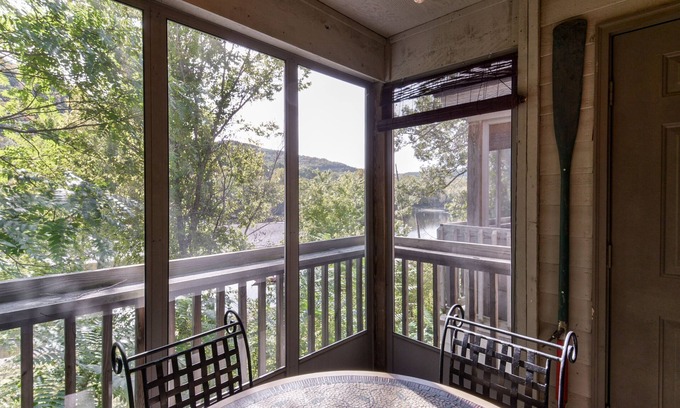 Table Rock Condo | Lakefront Pointe Royale: Pet-Friendly Retreat with Spa & Pool