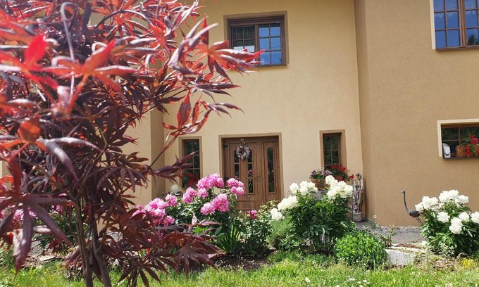 Hazlov House | Charming Garden Room with Outstanding 9.4/10 Rating