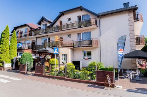 Ostrowo House | Family-Friendly Pokoje Gościnne Raf-Tur with Ocean Views