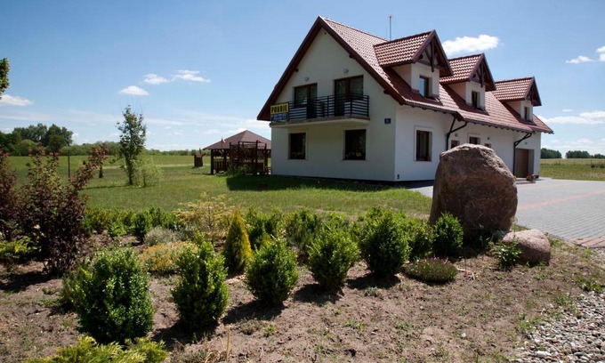 Miłki House | Family-Friendly Pokoje Kleszczewo Osada with Hot Tub