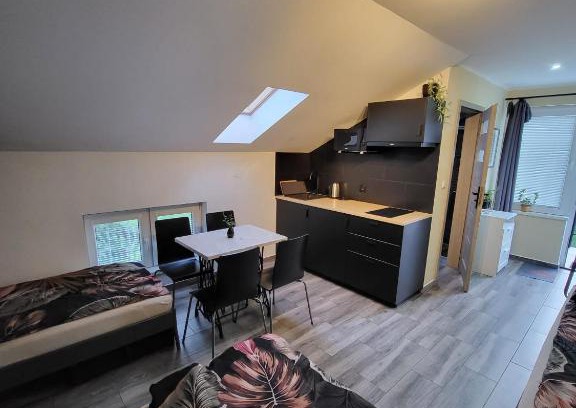 Podzamcze House | Pet-Friendly Rooms by the Castle with Breakfast Included
