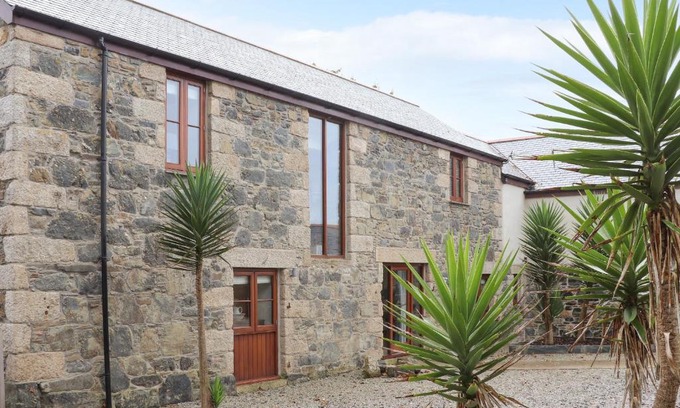 Cury House | Family-Friendly Retreat at Pol Glas Hall - 4 Star Comfort