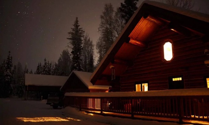 North Pole Cabin | Experience Polar Luxe Log Home with Lake View & Spa