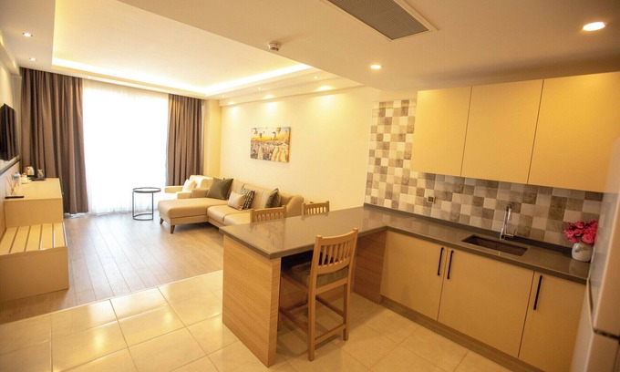 Buyukeceli Hotel | Discover Comfort at Polaris Otel with Pool & Family Dining