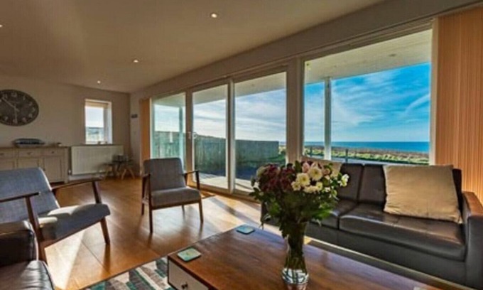 Bude House | Ideal Kiwi Beach House with Ocean Views for Family Gatherings