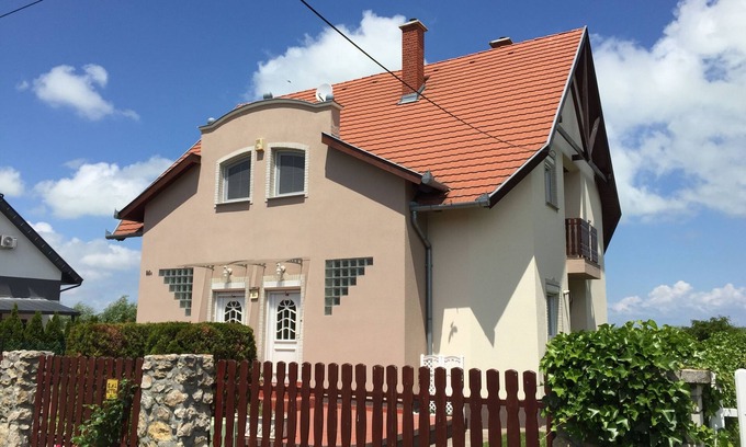 Balatonmariafurdo Apartment | Ideal Poldis Villa: Steps from the Lake with Ocean Views