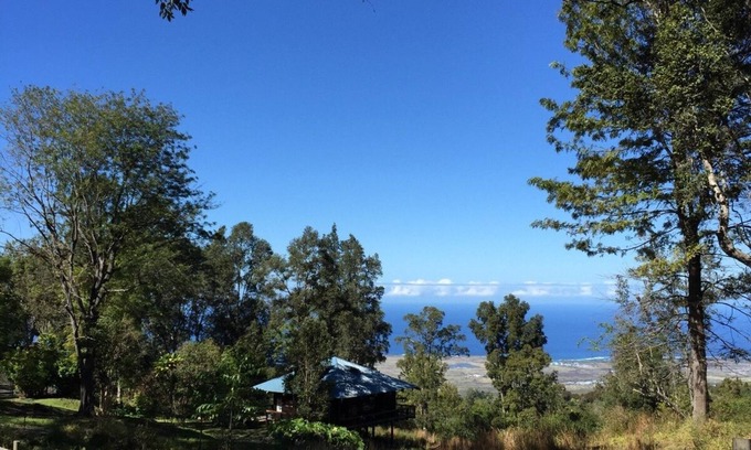 Holualoa House | Idyllic Pole House with Ocean Views and Inviting Amenities