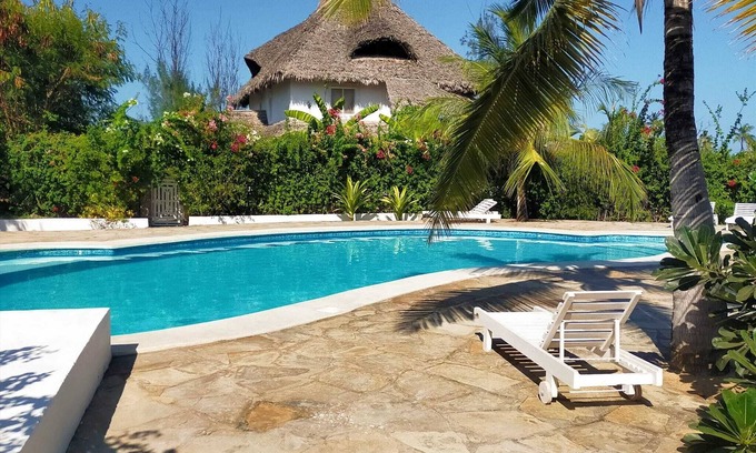 Gede Hotel | Guest Rated 10/10: Pole Pole Beach House with Pool & Dining