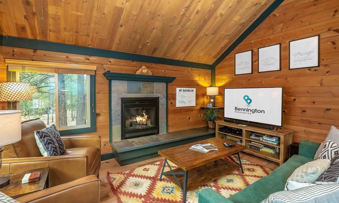 Overlook Park Condo | Cozy Pole House Cabin with Hot Tub & Pet-Friendly Perks