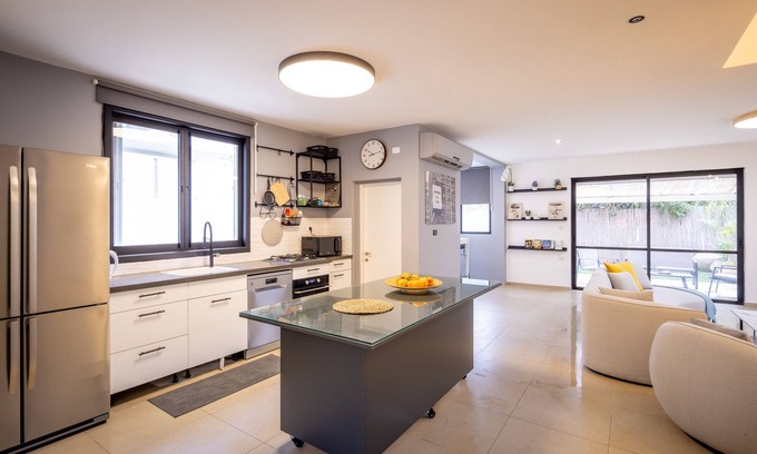 Netanya Villa | Serene Getaway at Poleg Serenity Villa with Kitchen & Breakfast